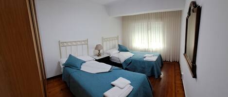 3 chambres, fer et planche à repasser, draps fournis