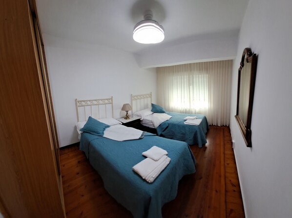 3 bedrooms, iron/ironing board, bed sheets