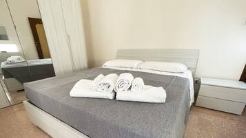 2 bedrooms, iron/ironing board, bed sheets