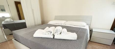 2 soverom, strykejern/-brett og sengetøy