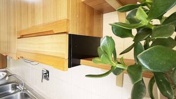 Réfrigérateur, four, cafetiÚre/bouilloire