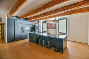 Kühlschrank, Mikrowelle, Ofen, Herdplatte