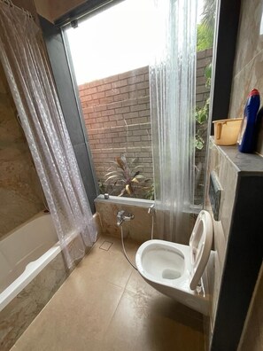 Familienvilla, eigener Pool, Gartenblick | Badezimmer | Dusche, kostenlose Toilettenartikel, Handtücher, Seife