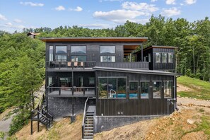 المنشأة من الخارج