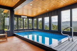 Una piscina cubierta, una piscina climatizada