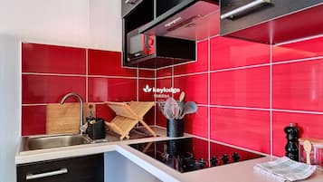 Kühlschrank, Mikrowelle, Wasserkocher mit Kaffee-/Teezubehör