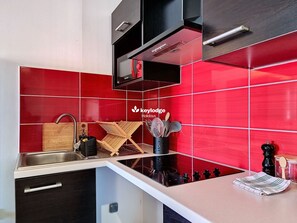 Kühlschrank, Mikrowelle, Herdplatte, Wasserkocher mit Kaffee-/Teezubehör