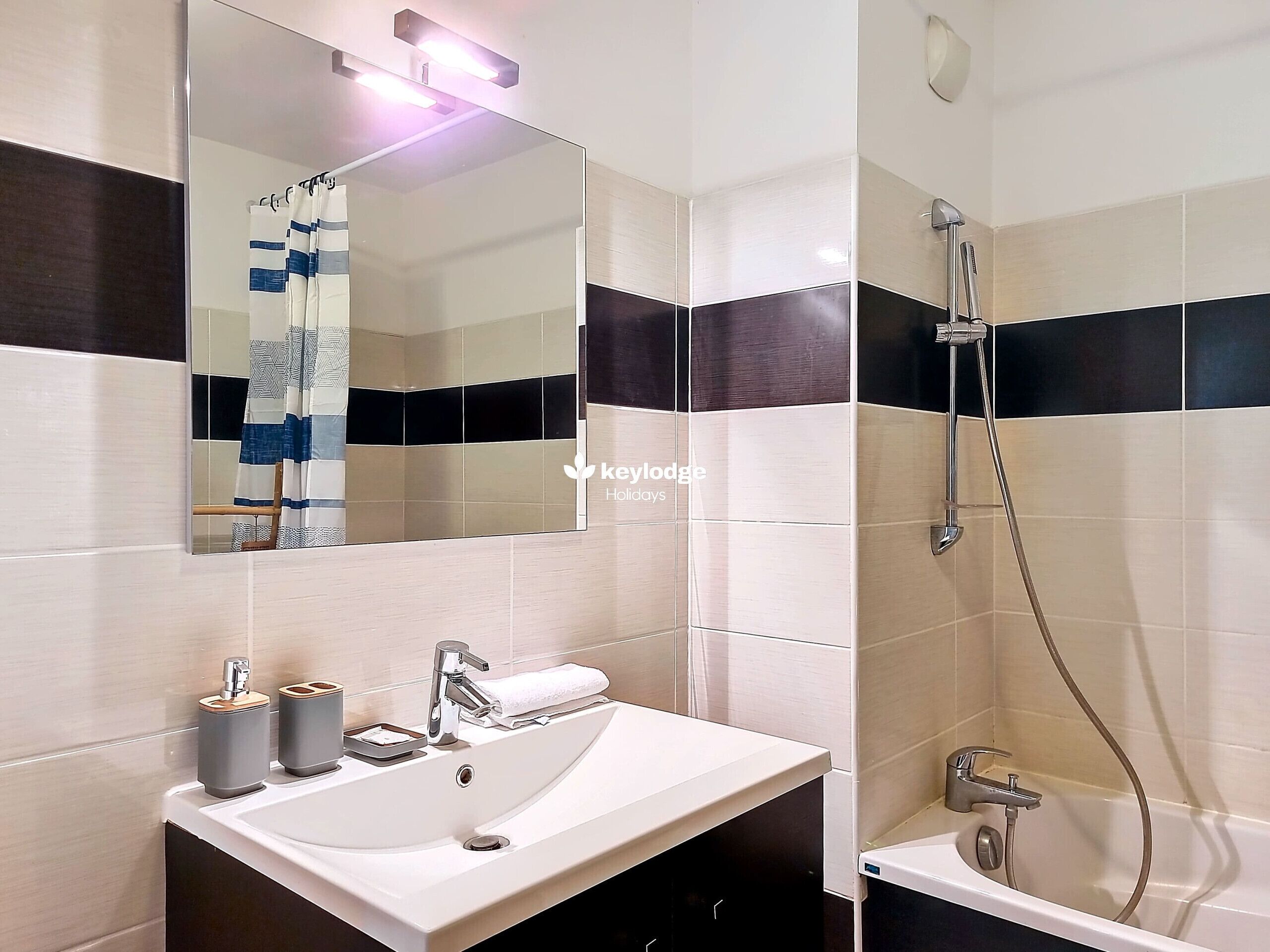 Secador de pelo, toallas