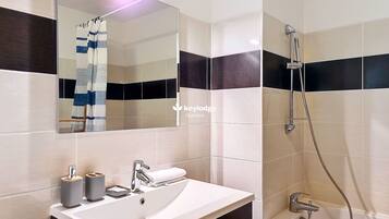 Secador de pelo, toallas