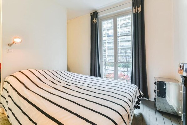 1 habitación, escritorio, tabla de planchar con plancha y wifi 