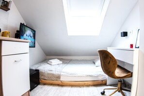 1 bedroom, desk, free WiFi, bed sheets