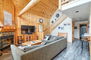 Smart-tv, böcker och kontor