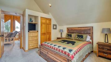 3 bedrooms, desk, iron/ironing board, travel cot