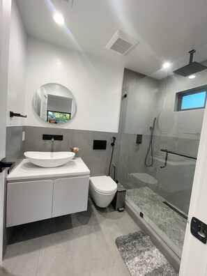 Serviettes fournies, papier toilette