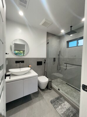 Serviettes fournies, papier toilette