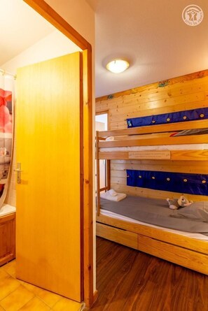 1 غرفة نوم ومكواة/لوح كي وواي فاي مجانًا