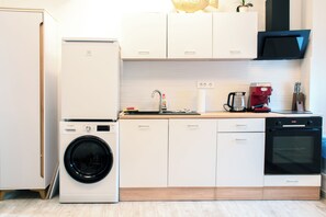 Fridge, oven, coffee/tea maker, electric kettle