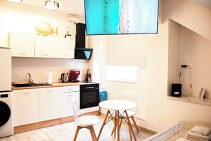 Fridge, oven, coffee/tea maker, electric kettle