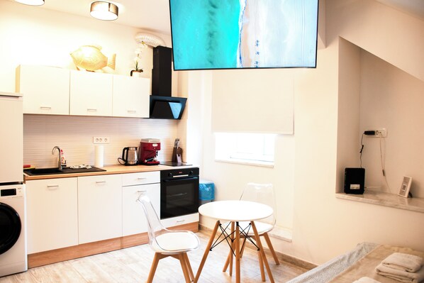 Frigorifero, forno, macchina per tè/caffè, bollitore elettrico