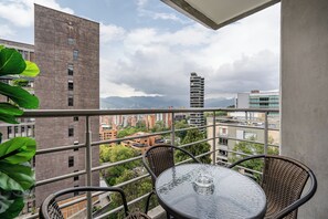 Outdoor dining - - ¡ Stylish 2BDR Apartment in Exclusive Poblado ! - (Medellín)