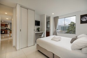 2 chambres, coffres-forts dans les chambres, bureau