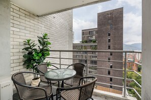 Outdoor dining - - ¡ Stylish 2BDR Apartment in Exclusive Poblado ! - (Medellín)