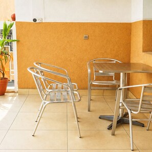 Outdoor dining - Secure 3BR Apartment in Limete | AC, WiFi, 15min to Gombe (Kinshasa)