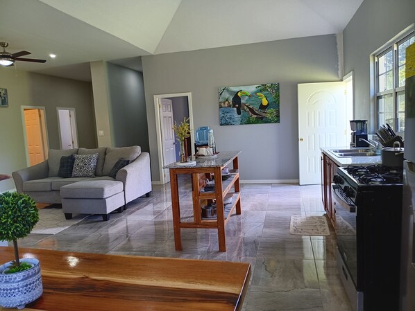 Smart TV - Charming 3-bedroom Villa-5 beds-AC - 7minutes drive to town - Restaurant onsite (Belize)