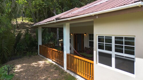 Charming 3-bedroom Villa-5 beds-AC - 7minutes drive to town - Restaurant onsite