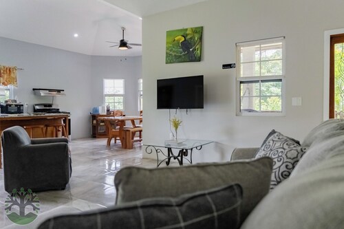 Charming 3-bedroom Villa-5 beds-AC - 7minutes drive to town - Restaurant onsite