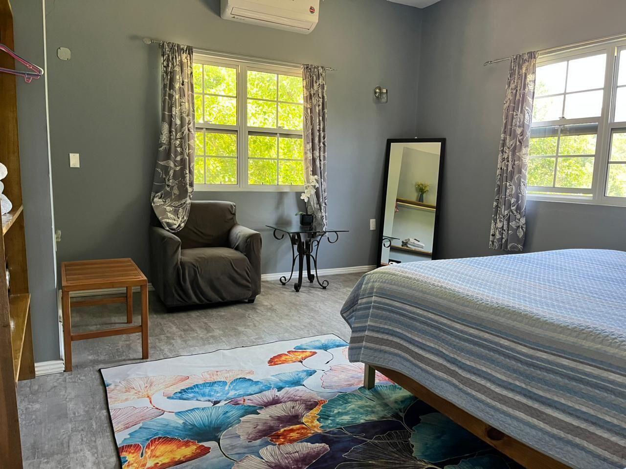 3 bedrooms, in-room safe, desk, WiFi (free)