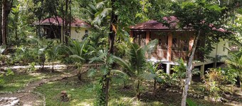 Charming 3-bedroom Villa-5 beds-AC - 7minutes drive to town - Restaurant onsite
