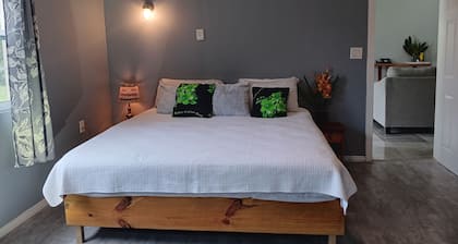 Charming 3-bedroom Villa-5 beds-AC - 7minutes drive to town - Restaurant onsite