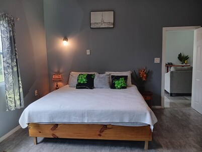 Charming 3-bedroom Villa-5 beds-AC - 7minutes drive to town - Restaurant onsite