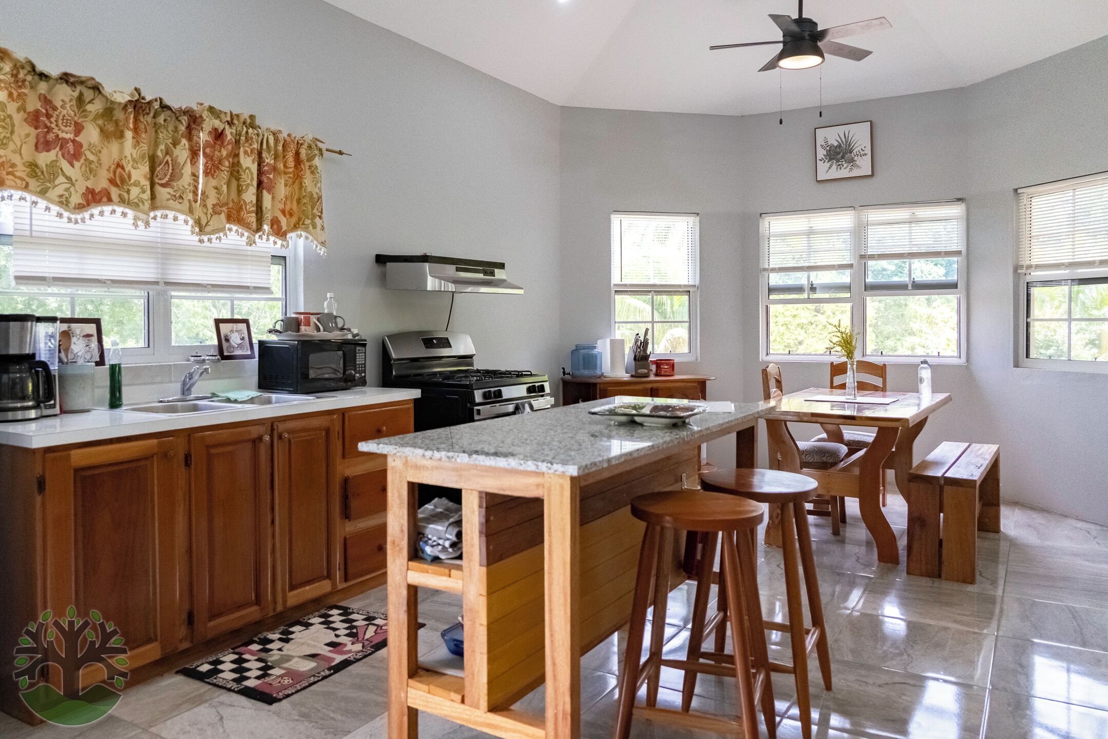 Réfrigérateur, micro-ondes, plaque de cuisson, cafetière/bouilloire