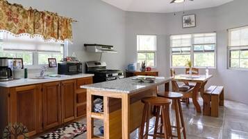 Réfrigérateur, micro-ondes, plaque de cuisson, cafetiÚre/bouilloire