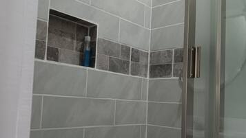 Douche, sĂšche-cheveux, serviettes fournies, savon