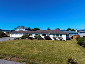Exterior - Steps to beach! Pet friendly. (Crescent City)