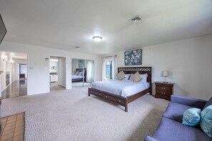 3 bedrooms, iron/ironing board, WiFi, bed sheets - Steps to beach! Pet friendly. (Crescent City)