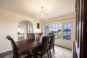 Dining - Steps to beach! Pet friendly. (Crescent City)