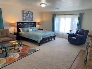 3 bedrooms, iron/ironing board, WiFi, bed sheets - Steps to beach! Pet friendly. (Crescent City)