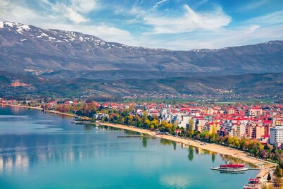 Charming 2-bedroom lake house with WiFi and AC in enchanting Pogradec, Albania 