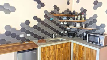 Réfrigérateur, micro-ondes, cafetiÚre/bouilloire