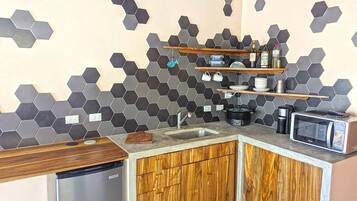 Cafetera o tetera, frigorífico, microondas y utensilios de cocina