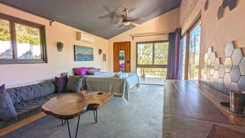 1 habitación, caja de seguridad en la habitación y escritorio