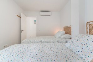 2 habitaciones, tabla de planchar con plancha, wifi y ropa de cama