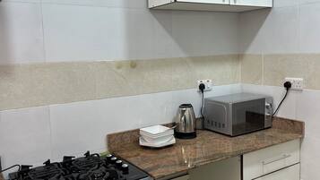 Deluxe Apartment, 1 Bedroom, Kitchenette, Beachside | Private kitchen | Electric kettle