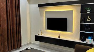 Deluxe Apartment, 1 Bedroom, Kitchenette, Beachside | Living area | Flat-screen TV