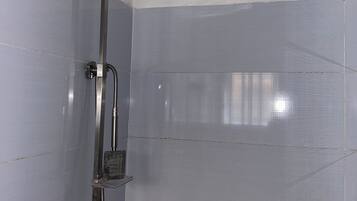 Deluxe Apartment, 1 Bedroom, Kitchenette, Beachside | Bathroom