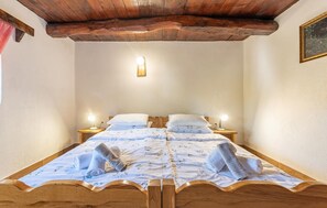 3 bedrooms, travel cot, free WiFi, bed sheets